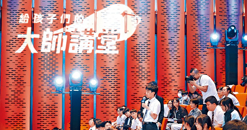 多位專家走進香港,與學生積極互動。 多位專家走進香港,與學生積極互動。