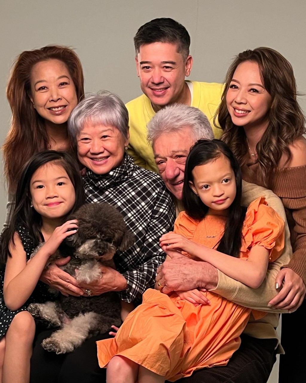 原來鍾麗淇的姐姐（後排左），與及老爺奶奶都有一同拍照。
