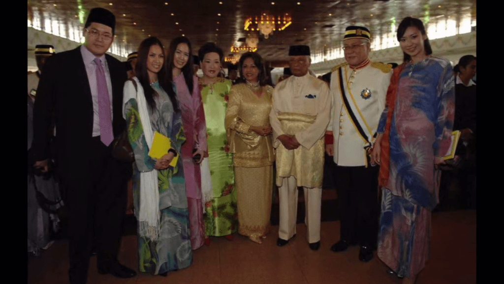 庄思敏、庄思明（Lisa）和庄思华（Mona）的父亲庄宝（右二）是马来西亚拿督。