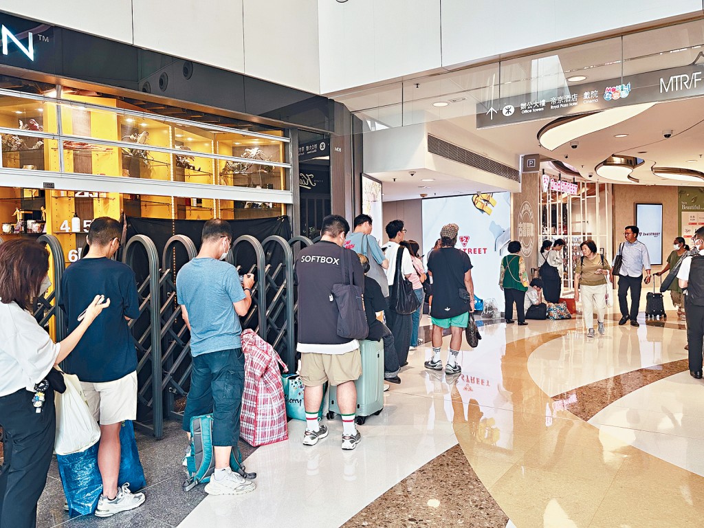 2nd STREET收購服務受顧客追捧，在開舖前不少顧客已拖行李箱或拿大袋舊物，排隊準備出售回收。