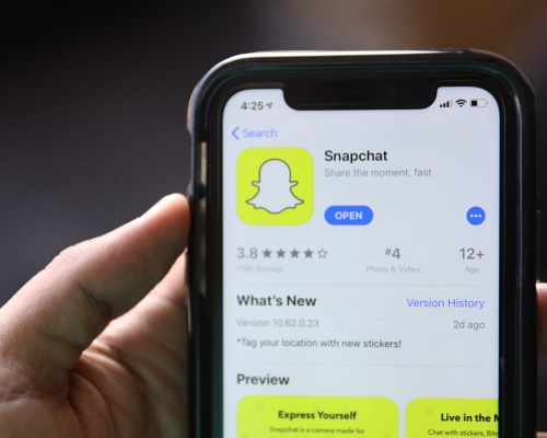 Snapchat 不再在程式內的「發現」（Discover）欄內展示及向用戶推介特朗普帳號。AP資料圖片  