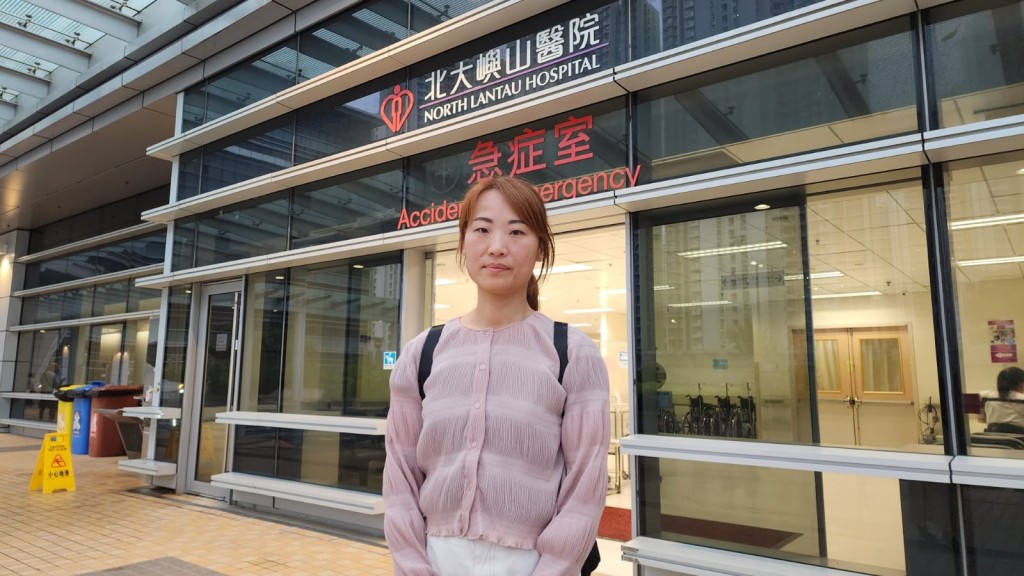 工業傷亡權益會總幹事蕭倩文趕抵醫院協助。 工業傷亡權益會總幹事蕭倩文趕抵醫院協助。