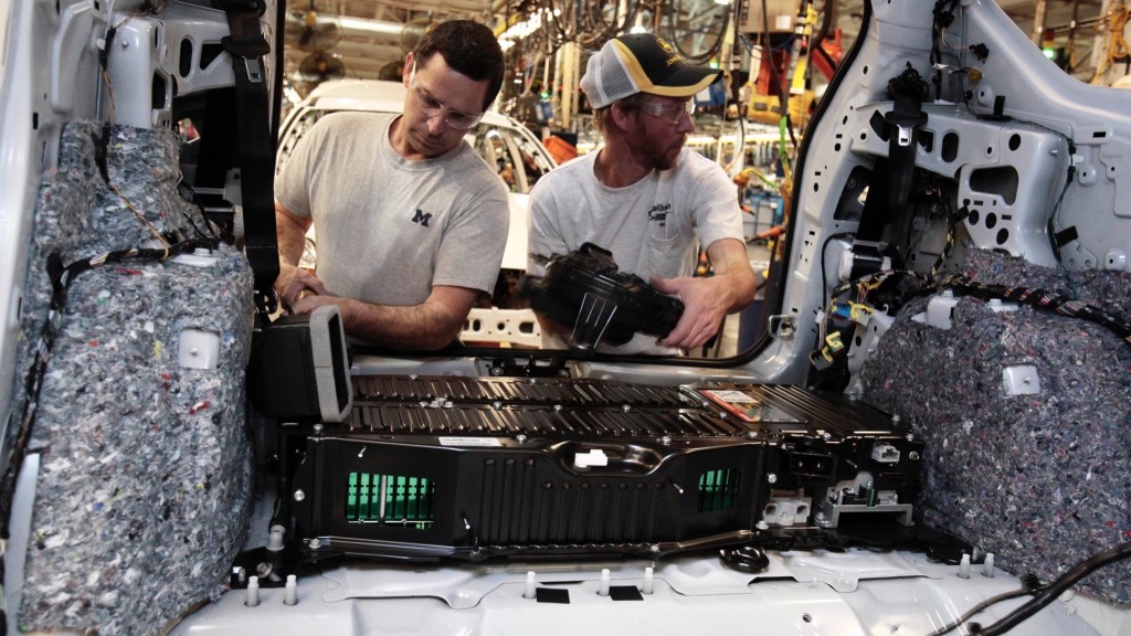 福特汽車裝配工人為2013福特C-MAX 混合動力汽車後部安裝電池組。 路透社