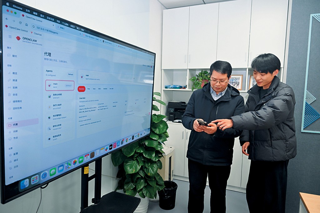 南京的技術人員安裝完「龍蝦」後與用戶（左）交流。