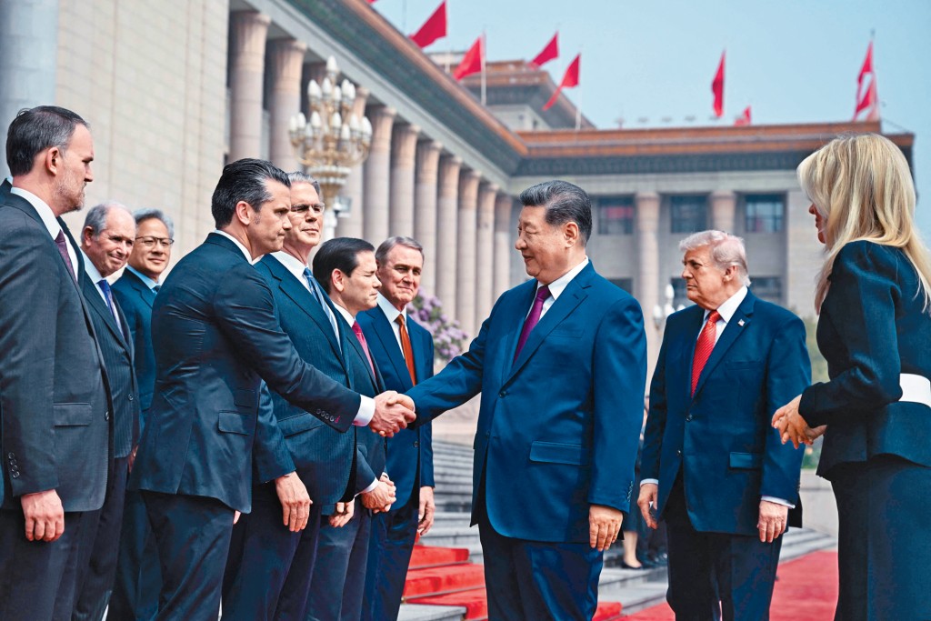 習近平同隨行的美國官員及企業家握手。後排右一為輝達總裁黃仁勳。