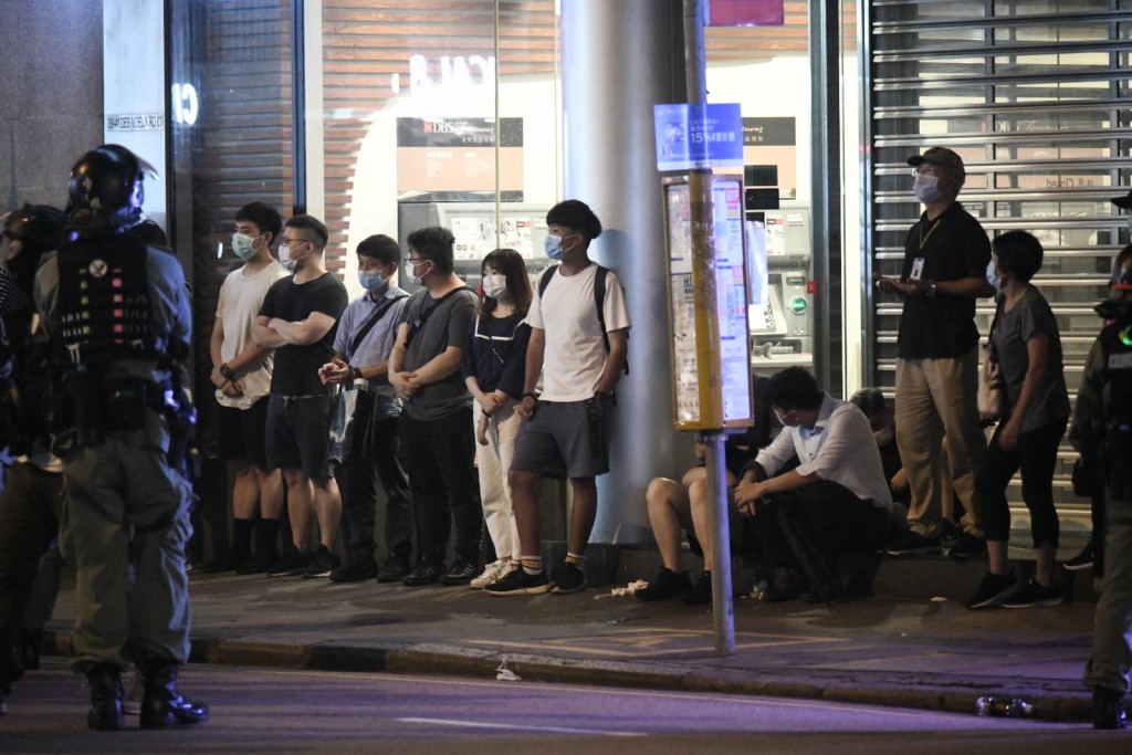 警方截查多人。