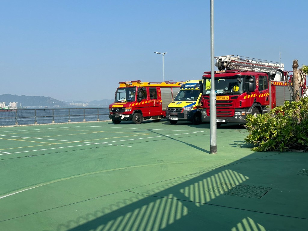 救護車於屯門滅火輪消防局戒備。 救護車於屯門滅火輪消防局戒備。