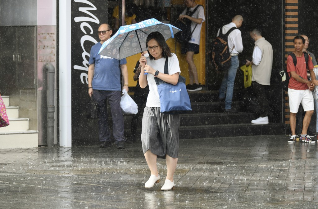 本港6月總雨量為281.3毫米，較正常值的491.5毫米少約43%。
