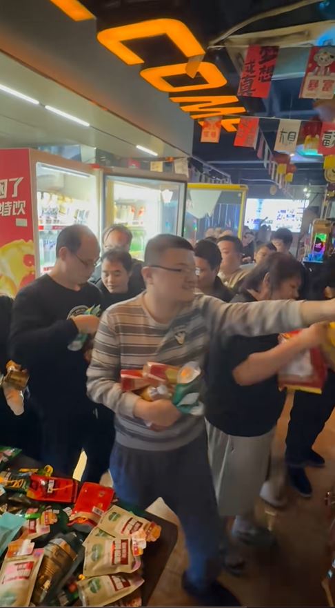 ６毫子網吧不時有網民打賞和資助，維持到營運。抖音＠網球空間網咖老張的朋友圈