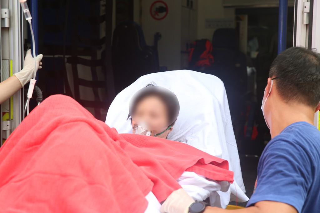 持刀的大家姐全身烧伤面积达70%，获救护车送院治理。