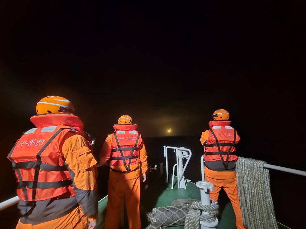 F-16V戰機飛行官搜救一夜無所獲。台灣海巡署