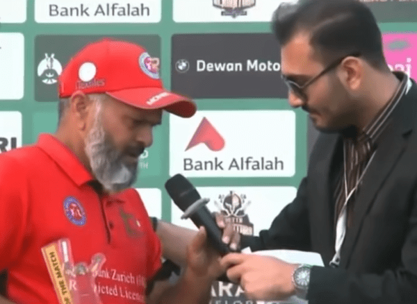 主持人輕拍Moner Dar背脊安慰他。影片截圖 主持人輕拍Moner Dar背脊安慰他。影片截圖