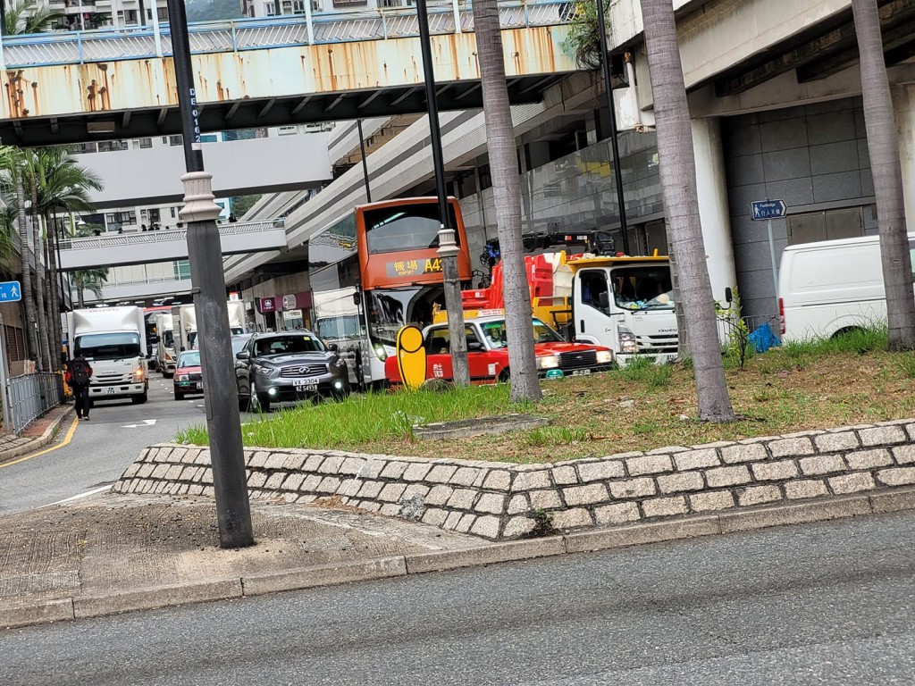 车祸导致沙田乡事会路一带交通极挤塞。(沙田之友FB)