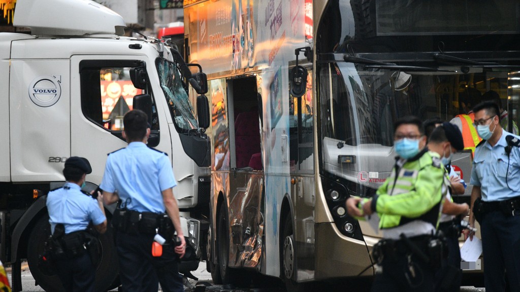 洗街車當日攔腰撞巴士。 資料圖片