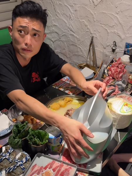 片中所見「抽水男」應要求交還食材，但從袋中拿出的物品包括鹹蛋超人頭盔。網上影片截圖