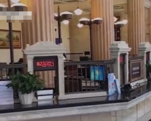 網民表示，相關造型的設計令人聯想到墓碑。網圖