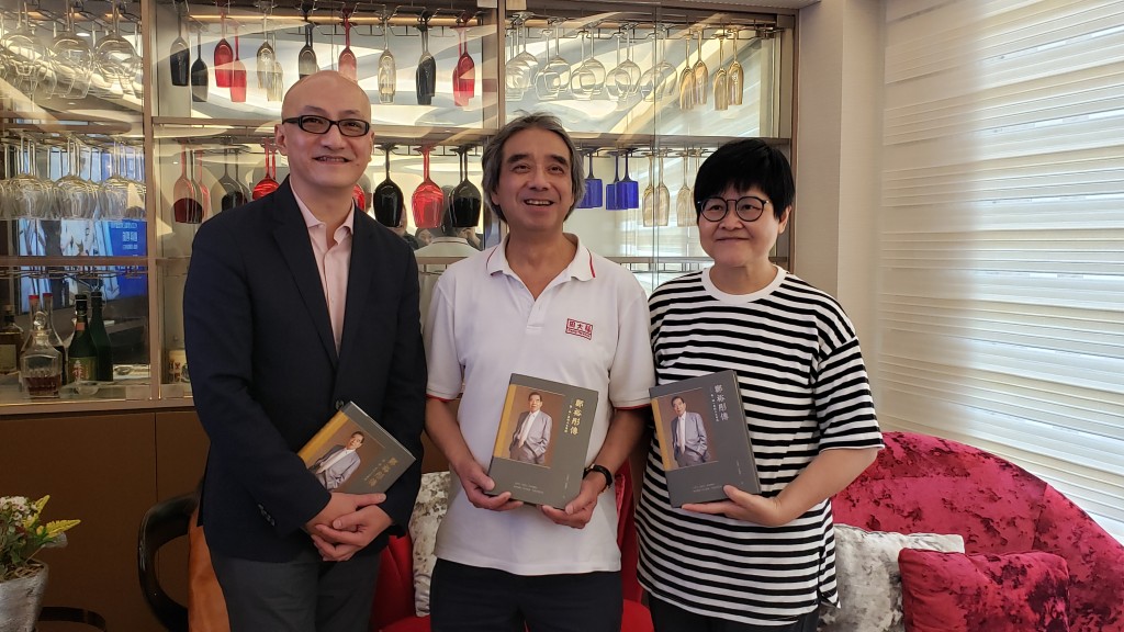 鄭裕彤四位子女為紀念父親,邀請社會學博士王惠玲(右)及歷史學博士莫健偉(左),花了四年以口述歷史形式寫成《鄭裕彤傳——勤、誠、義的人生實踐》一書。圖中為鄭裕彤次子鄭家成。