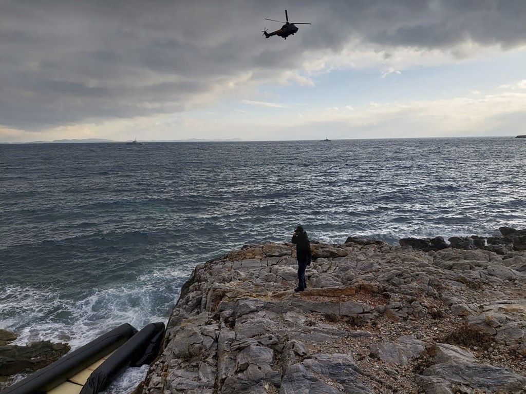 希臘海岸警衛隊利用直升機巡邏。（美聯社）