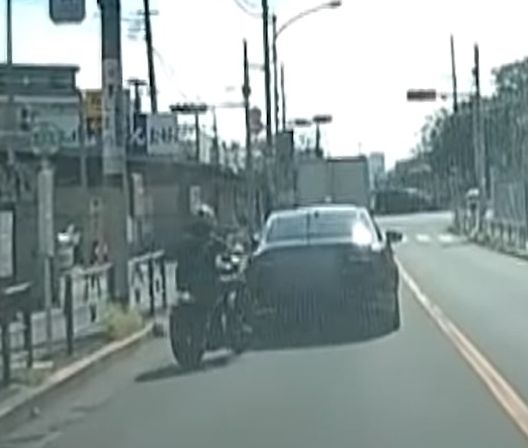 山口達也駕車時,緊貼着前車行駛。