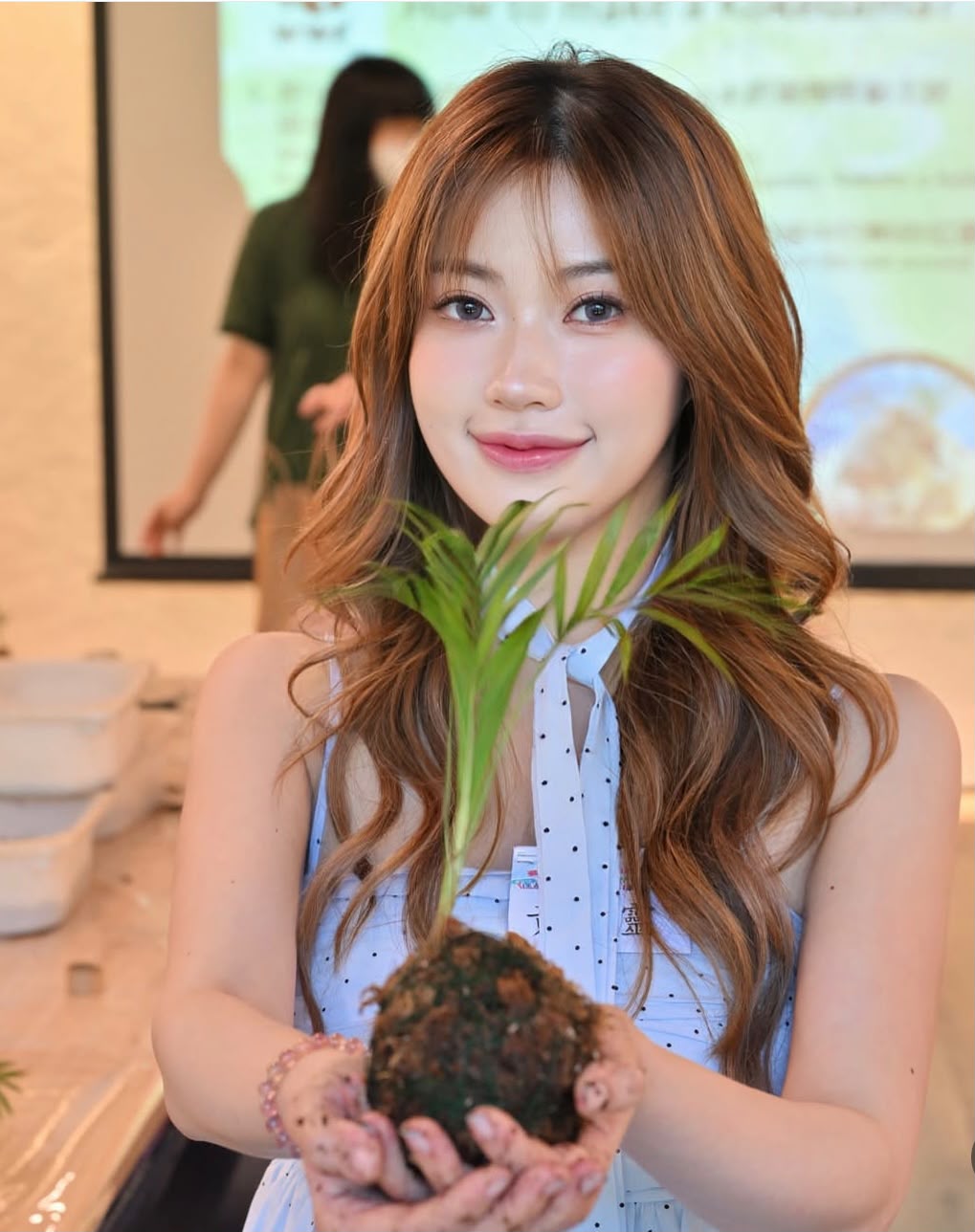 黃婧靈獲網民大讚人美心善。