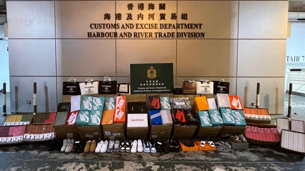 南沙貨櫃經香港赴意大利 海關抽查檢大批電子煙及冒牌貨。海關圖片
