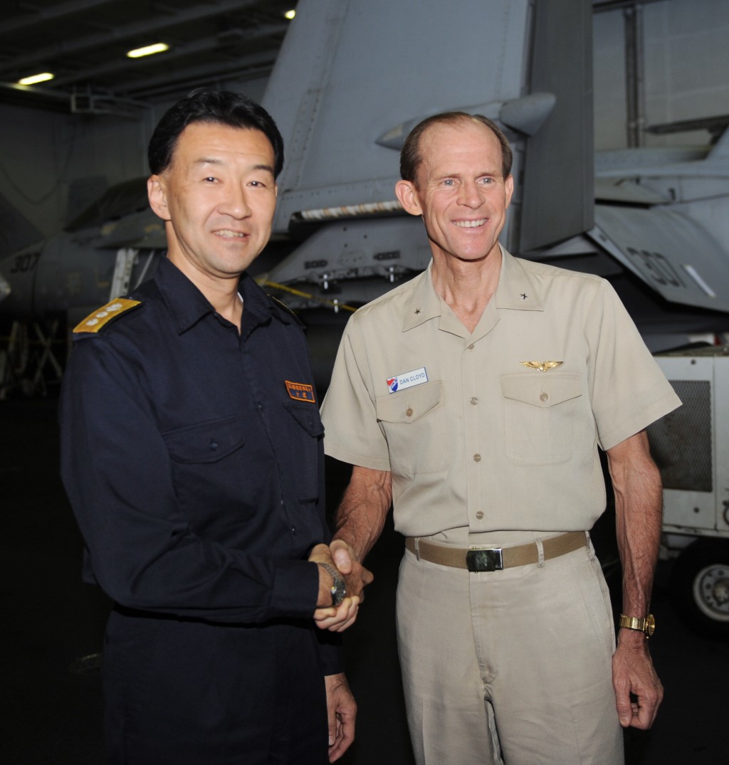 大塚海夫（左）是海上自衛隊前指揮官。網上圖片
