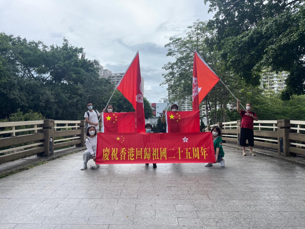 多名市民自發地在本港不同地區進行「快閃活動」，舉起國旗、區旗及橫額慶祝國家主席習近平來港。