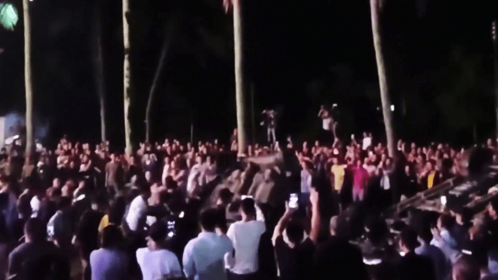 現場聚集人群眾多,有人將院內車輛推翻。 現場聚集人群眾多,有人將院內車輛推翻。