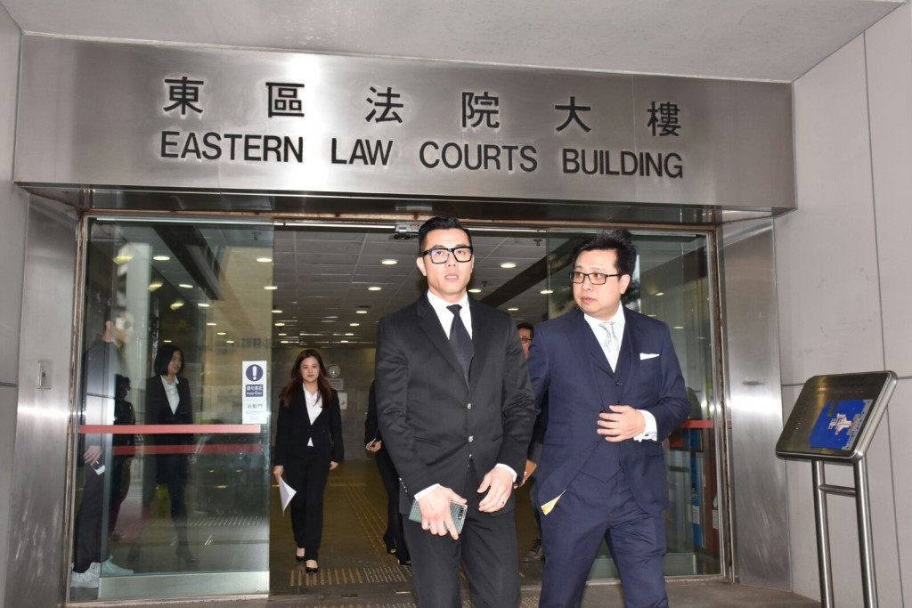 梁漢文聯同律師離開。