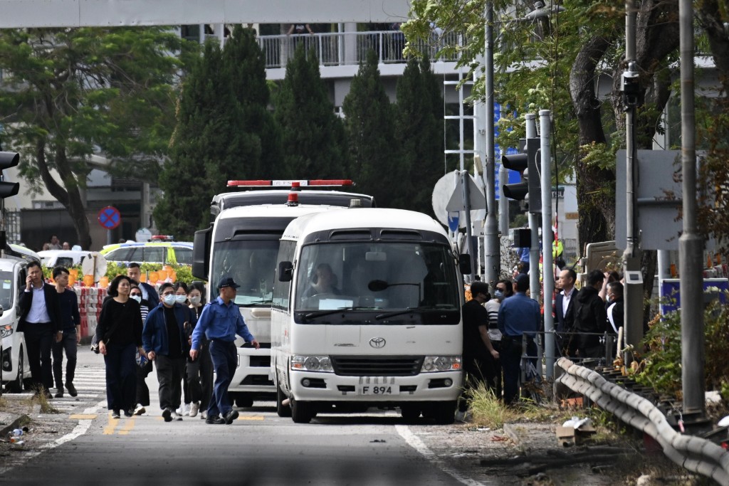 死者家屬乘專車抵達現場路祭。蘇正謙攝