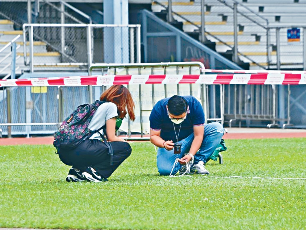 勞工處人員檢視及拍攝擊中女工長約8吋的鐵釘。