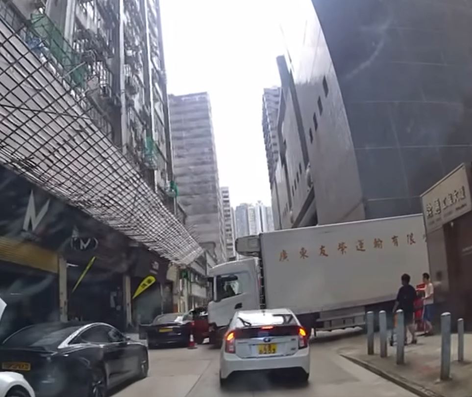 货车推撞红色私家车，撞向另一黑色私家车。fb车cam L（香港群组）图片