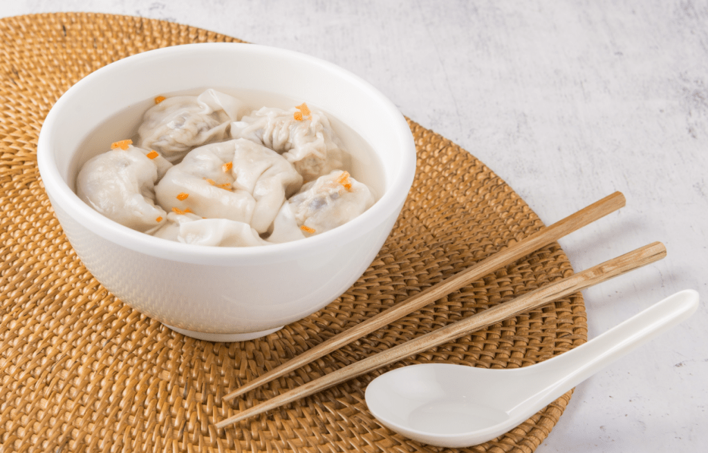 ◆雲吞湯是上海菜中的家常點心，「善玉雲吞湯」（$68）以新豬肉、甘筍粒、冬菇和奶白菜作餡料，高湯亦選用全素高湯。