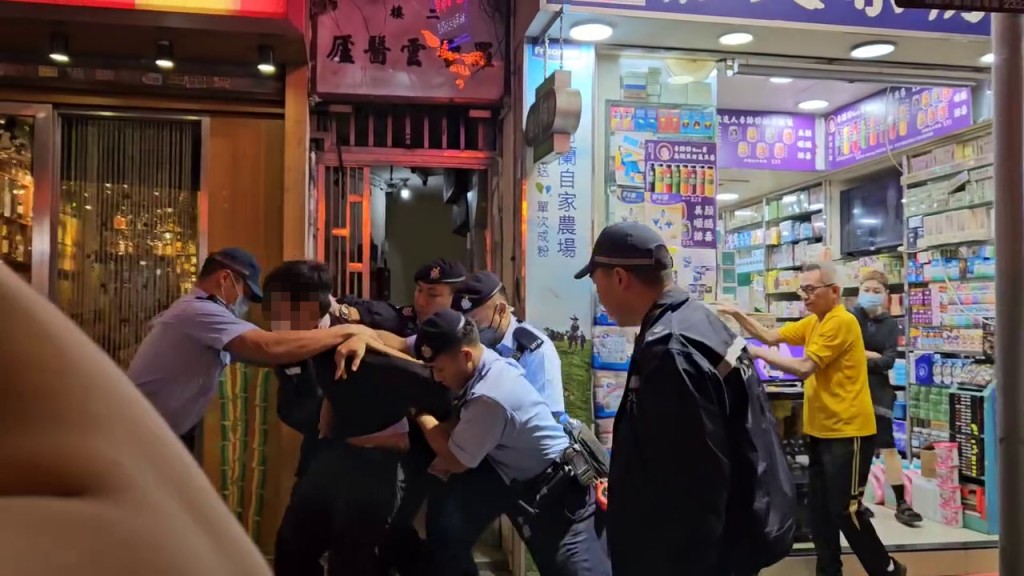 一名警員不斷大喊「擺佢落地！擺佢落地！」。香港突發事故報料區FB