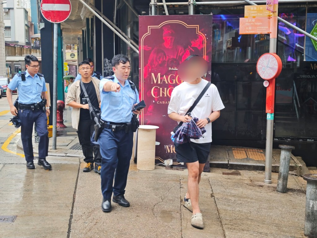 白衫黑褲男事主在場協查。 白衫黑褲男事主在場協查。