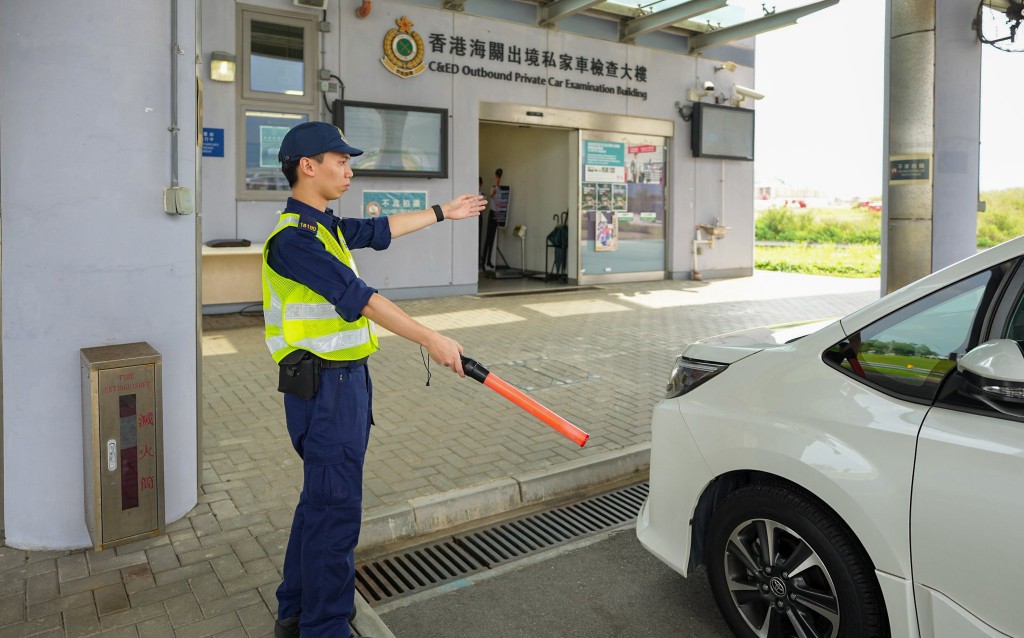 今日是五一黃金周長假期的第3天，海關預計是旅客及私家車的入境高峰。香港海關fb圖片