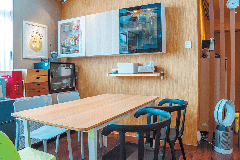 開放式廚房與飯廳相連，空間感大增。