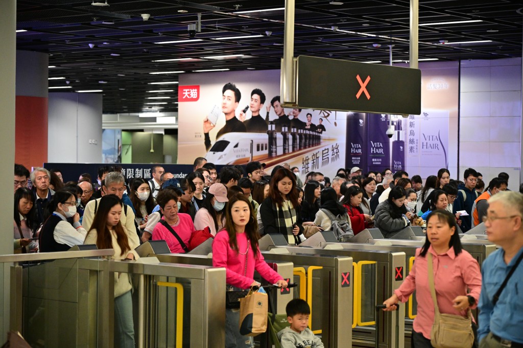 在剛過去聖誕假期的周六,高鐵西九龍站錄得近14萬人次,刷新單日乘客人次記錄。資料圖片 在剛過去聖誕假期的周六,高鐵西九龍站錄得近14萬人次,刷新單日乘客人次記錄。資料圖片
