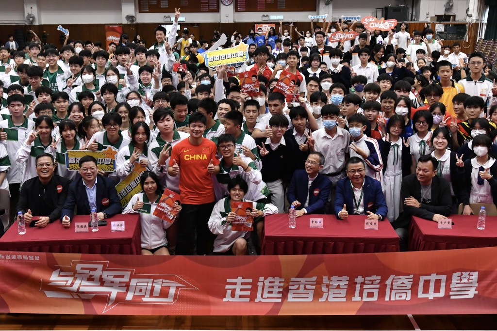 近日递补获东京奥运铜牌的国家队田径运动员、「百米飞人」苏炳添，昨到访培侨中学。
