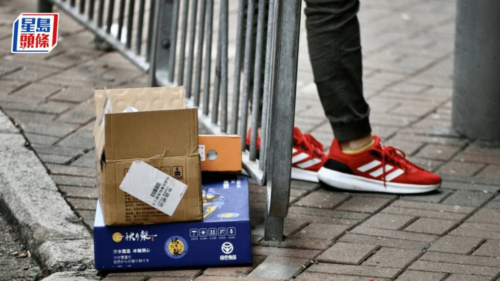 食環署在2024年就亂拋垃圾罪行共發出31,945張定額罰款通知書。資料圖片