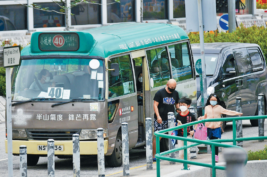 政府去年起接受公共小巴及客车业输入共1700名司机。资料图片