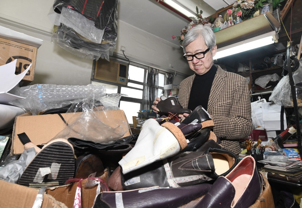 高和皮鞋第三代負責人劉俊華在接受《星島頭條》專訪時直言,面對流水線生產的衝擊,店內從未改變過「老祖宗的方法」,卻意外在高端定制市場找到生存空間,內地客源更佔業務過半。 高和皮鞋第三代負責人劉俊華在接受《星島頭條》專訪時直言,面對流水線生產的衝擊,店內從未改變過「老祖宗的方法」,卻意外在高端定制市場找到生存空間,內地客源更佔業務過半。