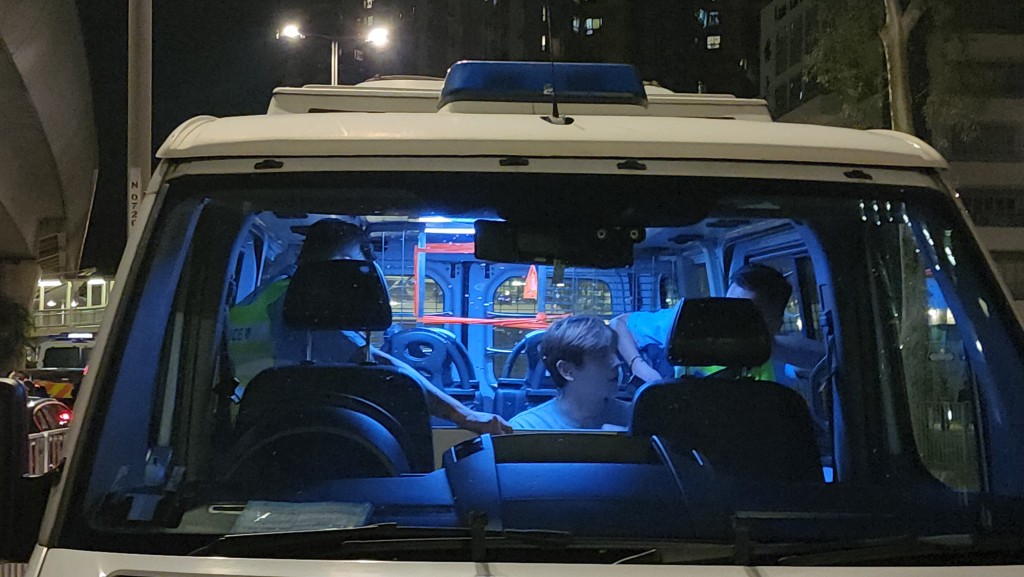 男司機登上警車接受調查。 男司機登上警車接受調查。