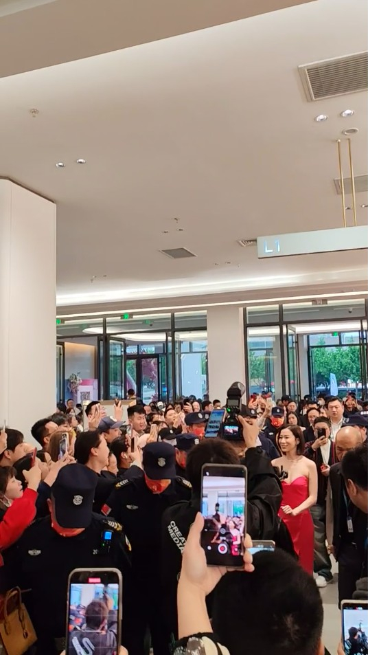 早前有網民分享了兩段佘詩曼到武漢出席活動的影片，可見她被人群包圍。