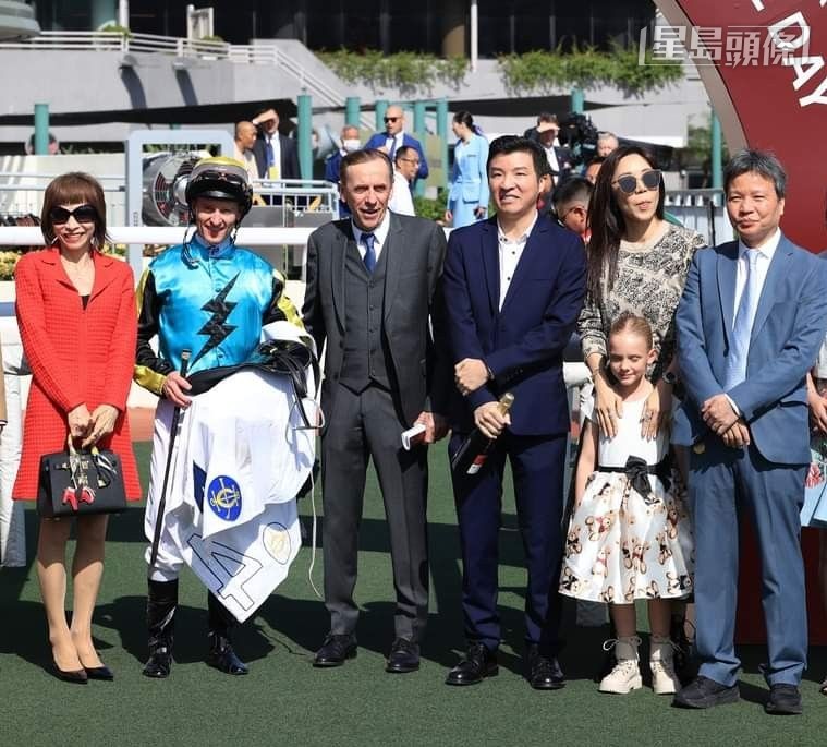  庞熙霆 (右三) 为年轻一代马主，与父母庞维宁伉俪 (左一及右一) 在港养过不少「精算」系马匹，多年来持续引入不少良驹来港。