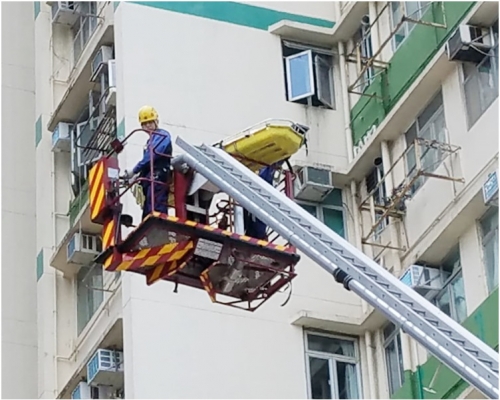 消防以升降台將屍體運到地面。
