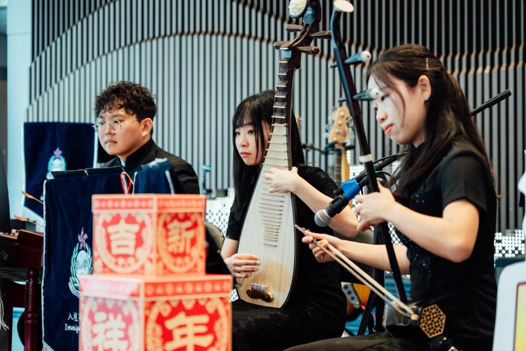 中樂組與流行樂隊一起演出。 中樂組與流行樂隊一起演出。