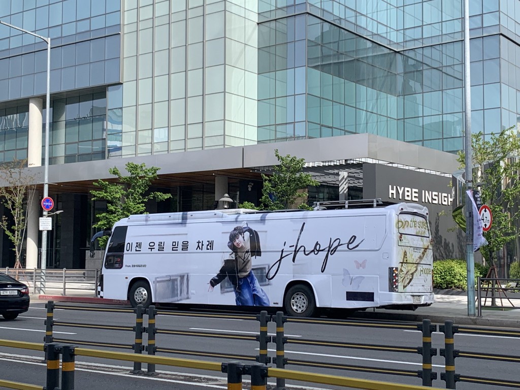 此巴士一直在首尔运行，上面写著「轮到你相信我们了，j-hope」。