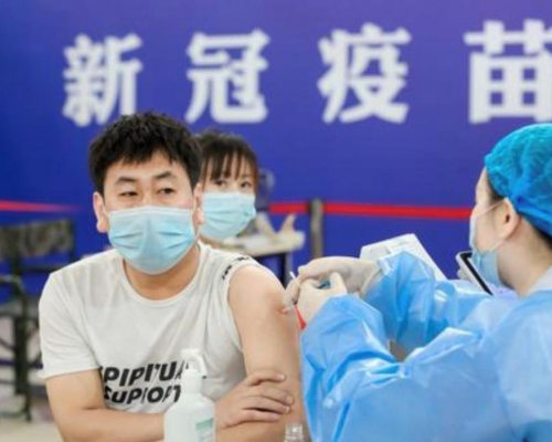 廣州衛健委強調新冠疫苗供應穩定，呼籲市民網上預約接種。 