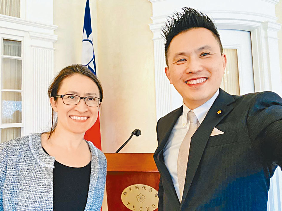 國民黨立委陳以信(右)與台駐美代表蕭美琴(左)合影。